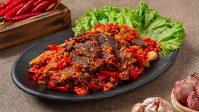 Sensasi Pedas Gurih Dendeng Balado: Kuliner Minang yang Mendunia
